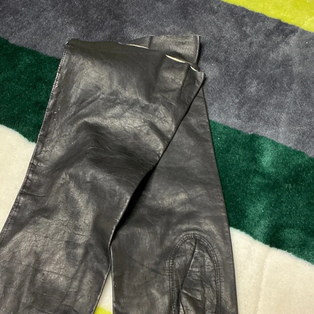 Classic Black Leather Women's Gloves - Picture 4 of 8